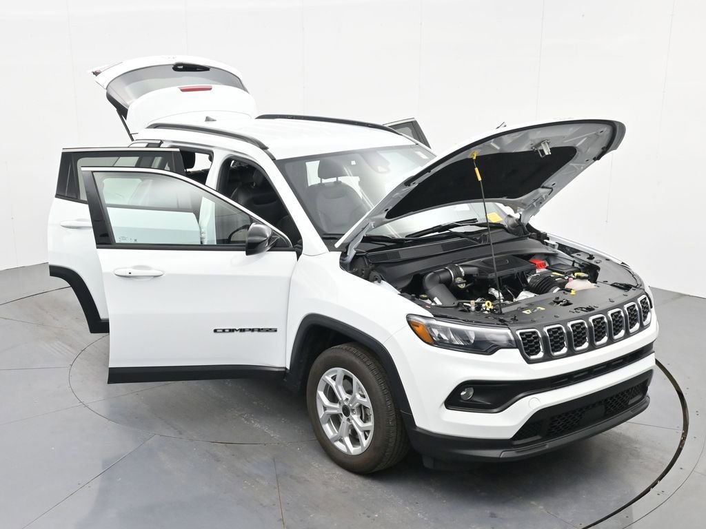 Used 2025 Jeep Compass Latitude image 38