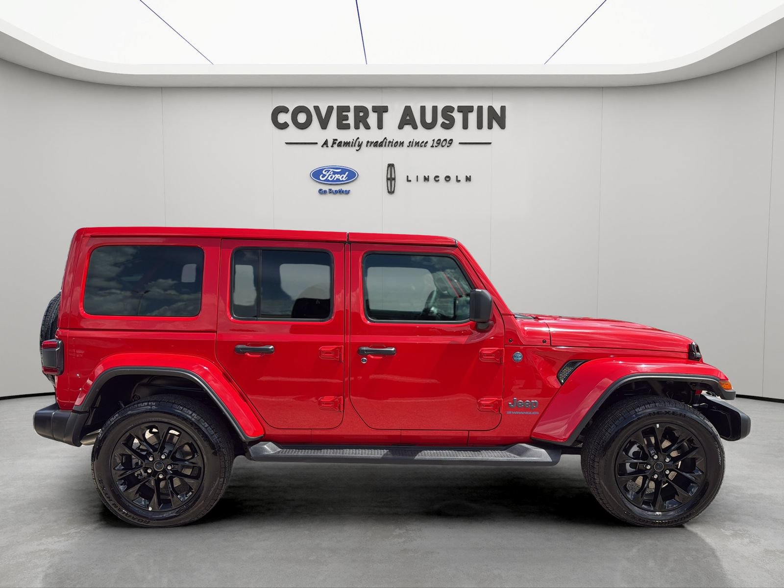 Used 2025 Jeep Wrangler Unlimited Sahara AWD/4WD image 6