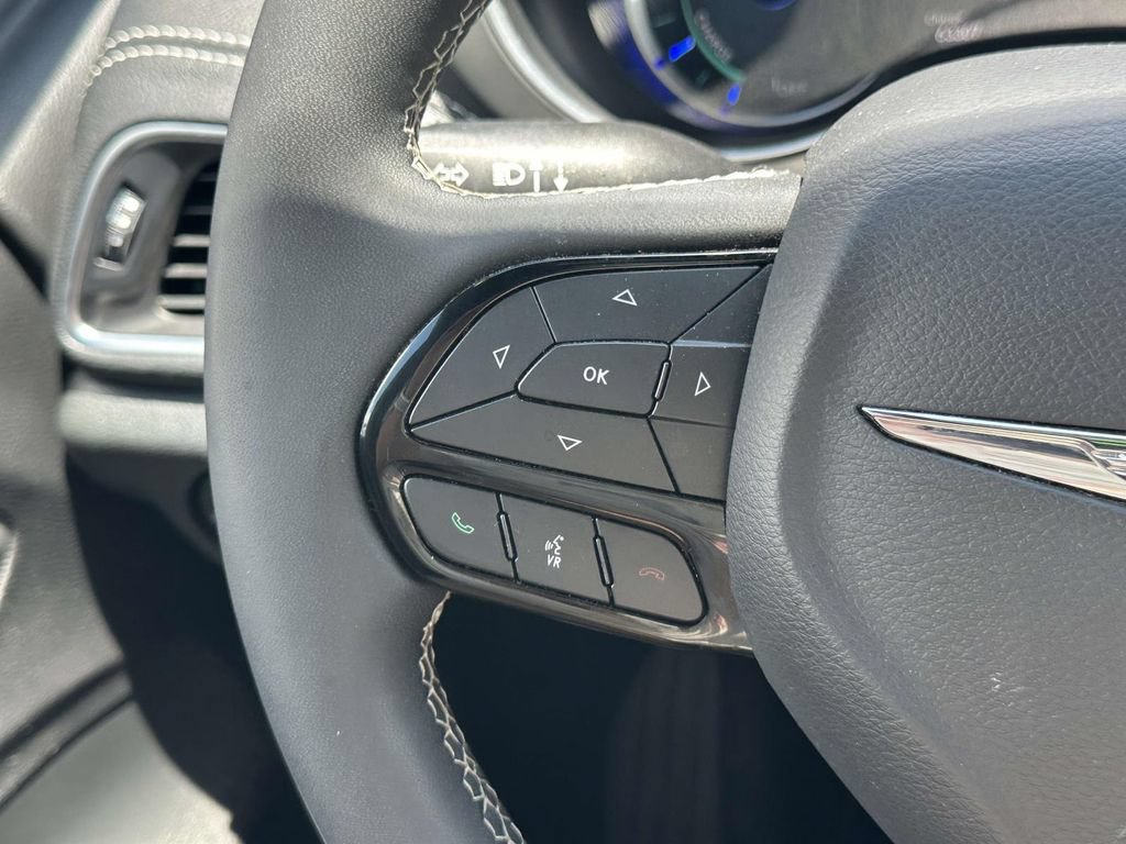 Used 2023 Chrysler Pacifica Limited w/ Uconnect Theater Family Group FWD image 24