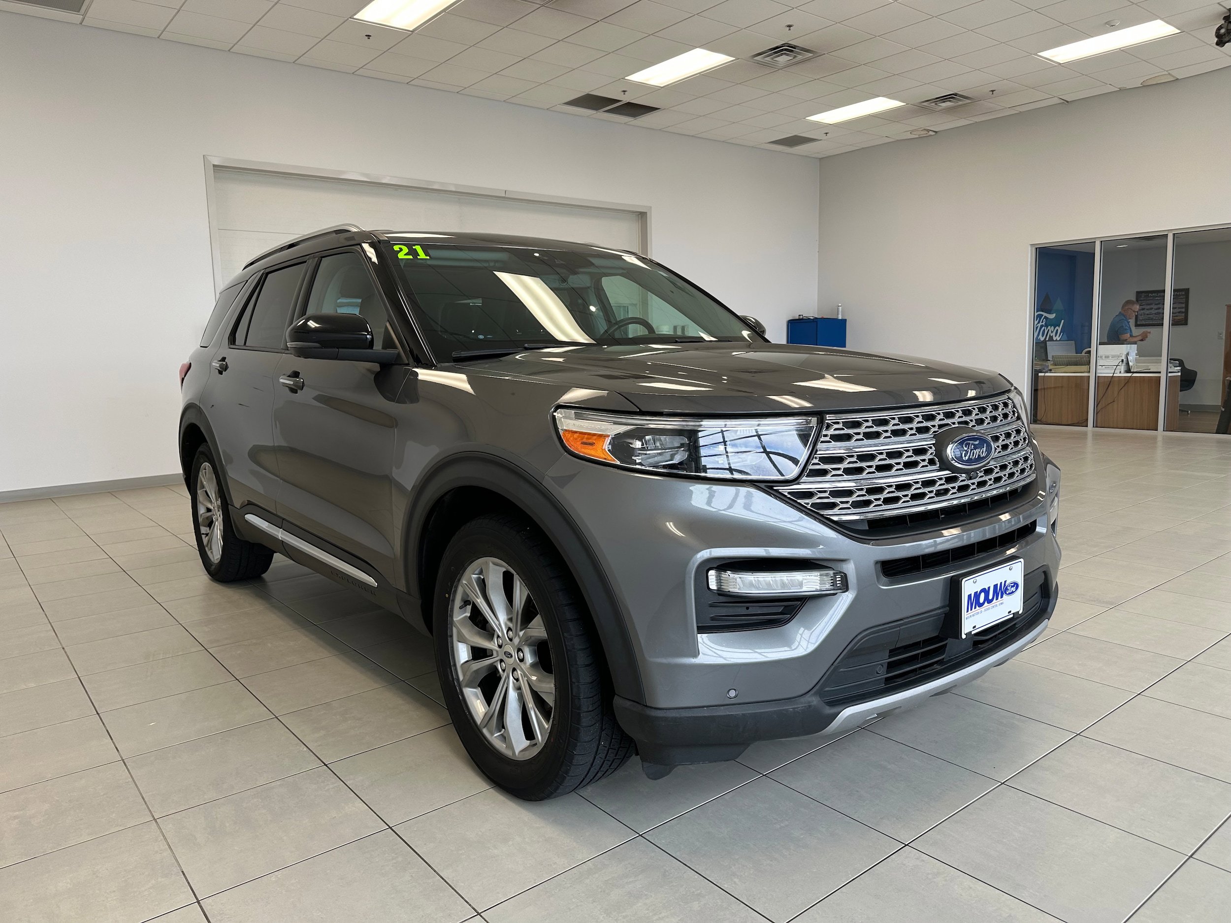 Used 2021 Ford Explorer Limited w/ Equipment Group 301A AWD/4WD image 4