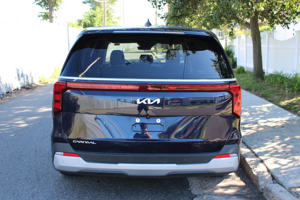 Used 2025 Kia Carnival FWD image 5