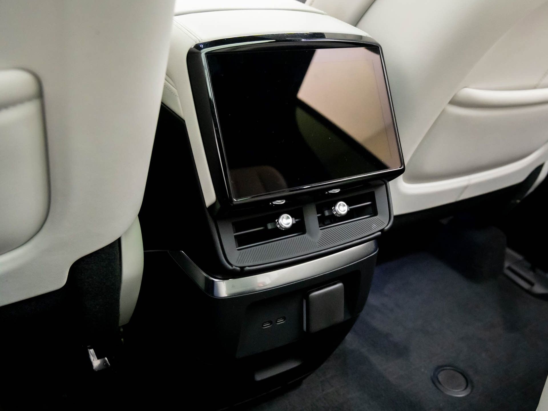 New 2026 Cadillac Vistiq Luxury w/ LPO, Floor Liner Package AWD/4WD image 22