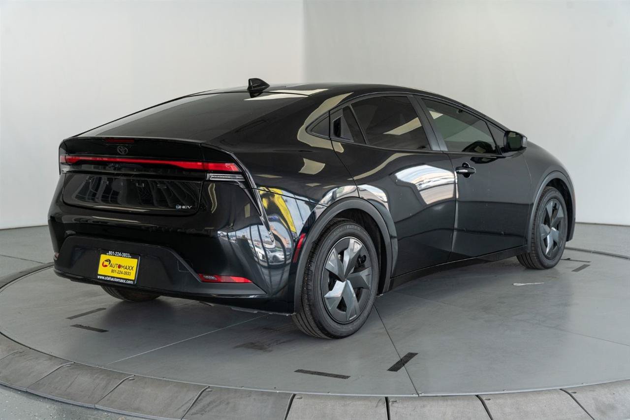 Used 2025 Toyota Prius LE FWD image 8