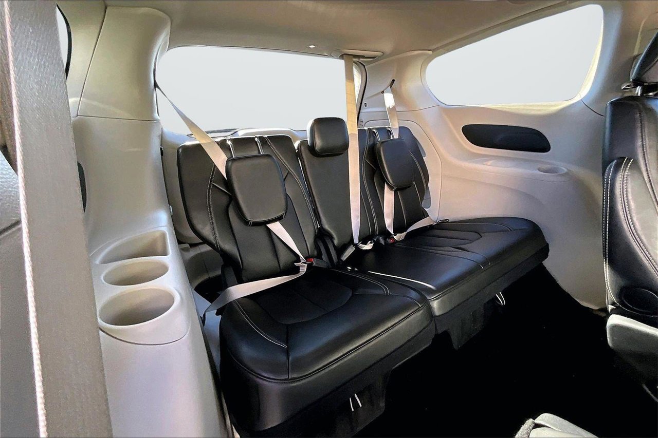 Certified 2024 Chrysler Pacifica Touring-L image 24