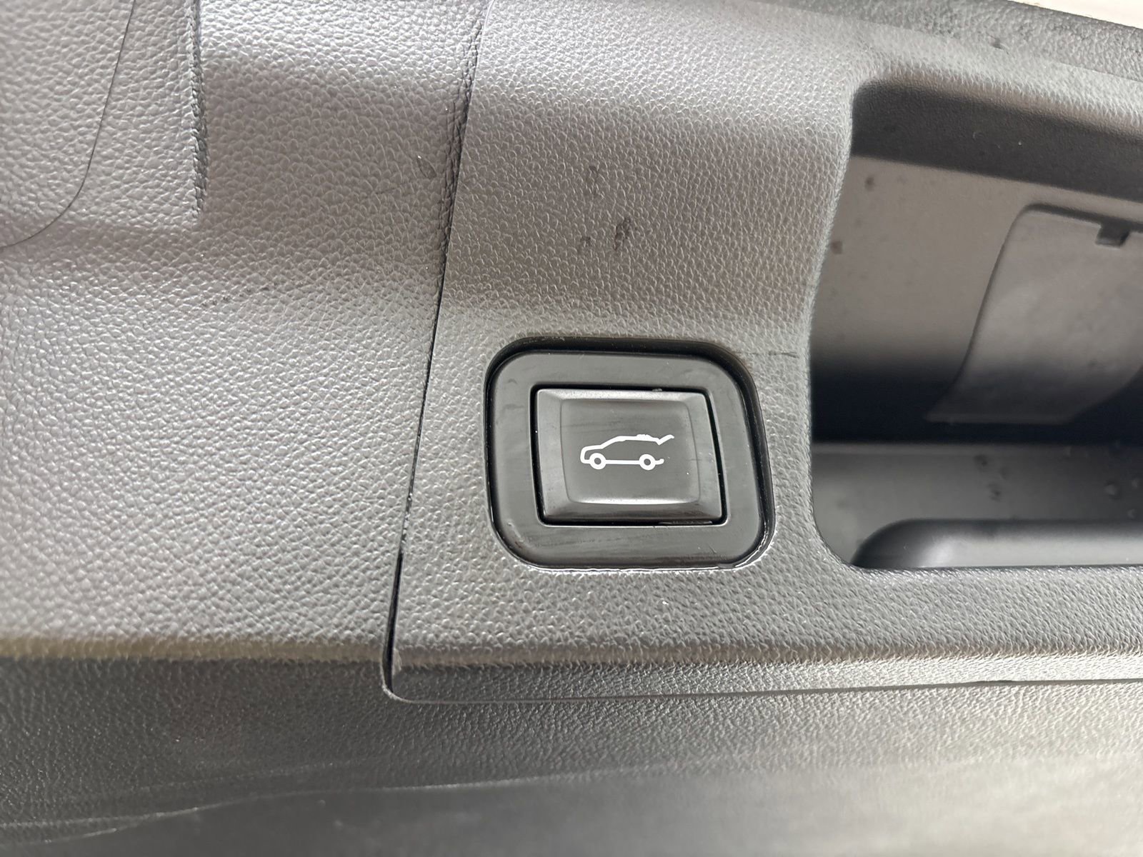 Used 2022 GMC Acadia SLE w/ Driver Convenience Package FWD image 18