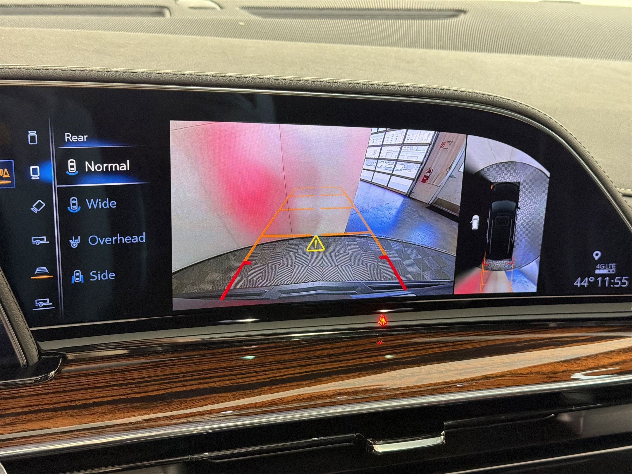 Used 2022 Cadillac Escalade Premium Luxury w/ Performance Package AWD/4WD image 25