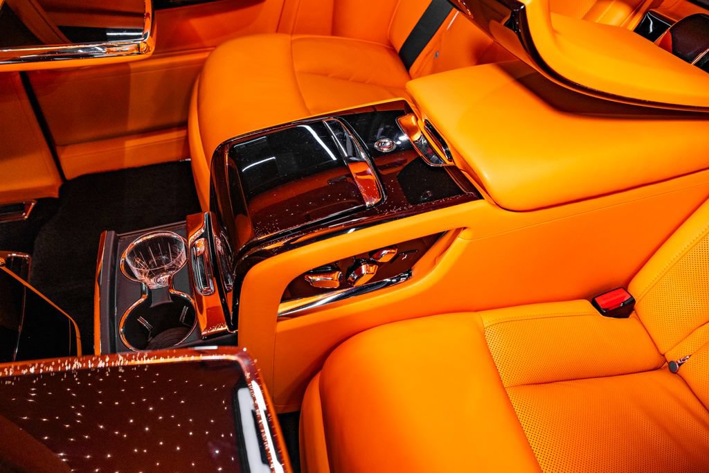 Used 2024 Rolls-Royce Phantom Sedan RWD image 13