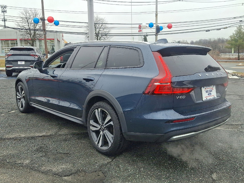 Used 2023 Volvo V60 B5 Cross Country Plus image 28