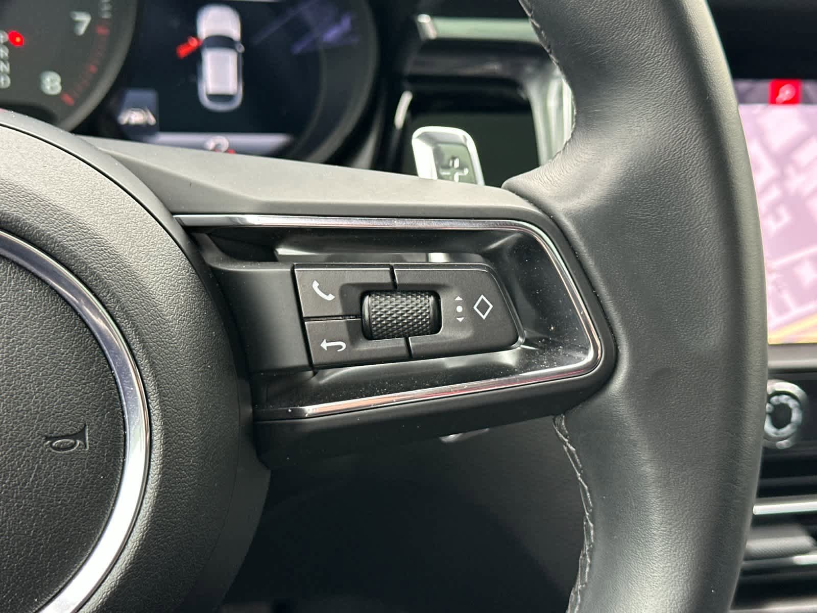 Certified 2025 Porsche Macan AWD/4WD image 27