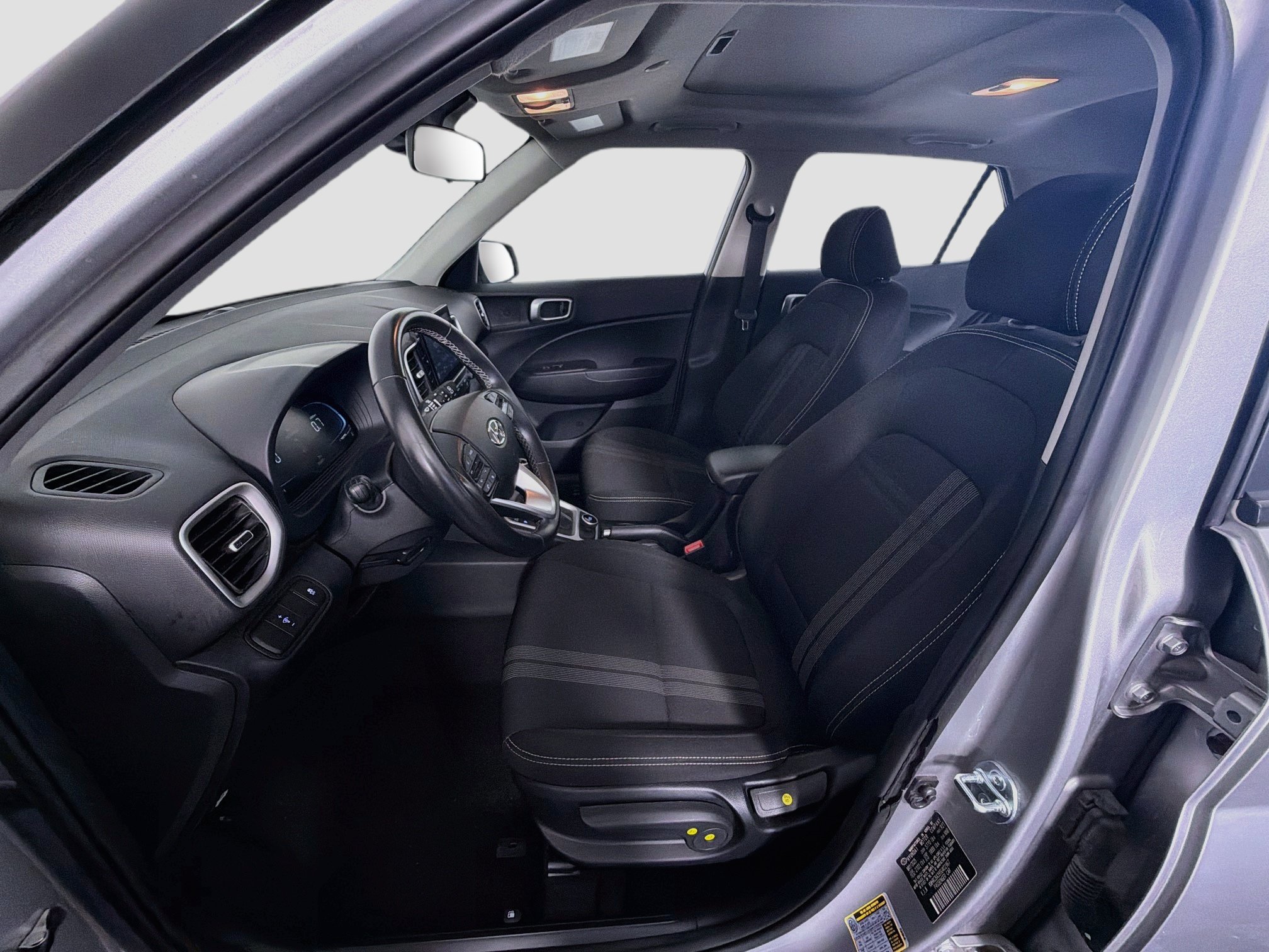 Used 2025 Hyundai Venue SEL FWD image 13