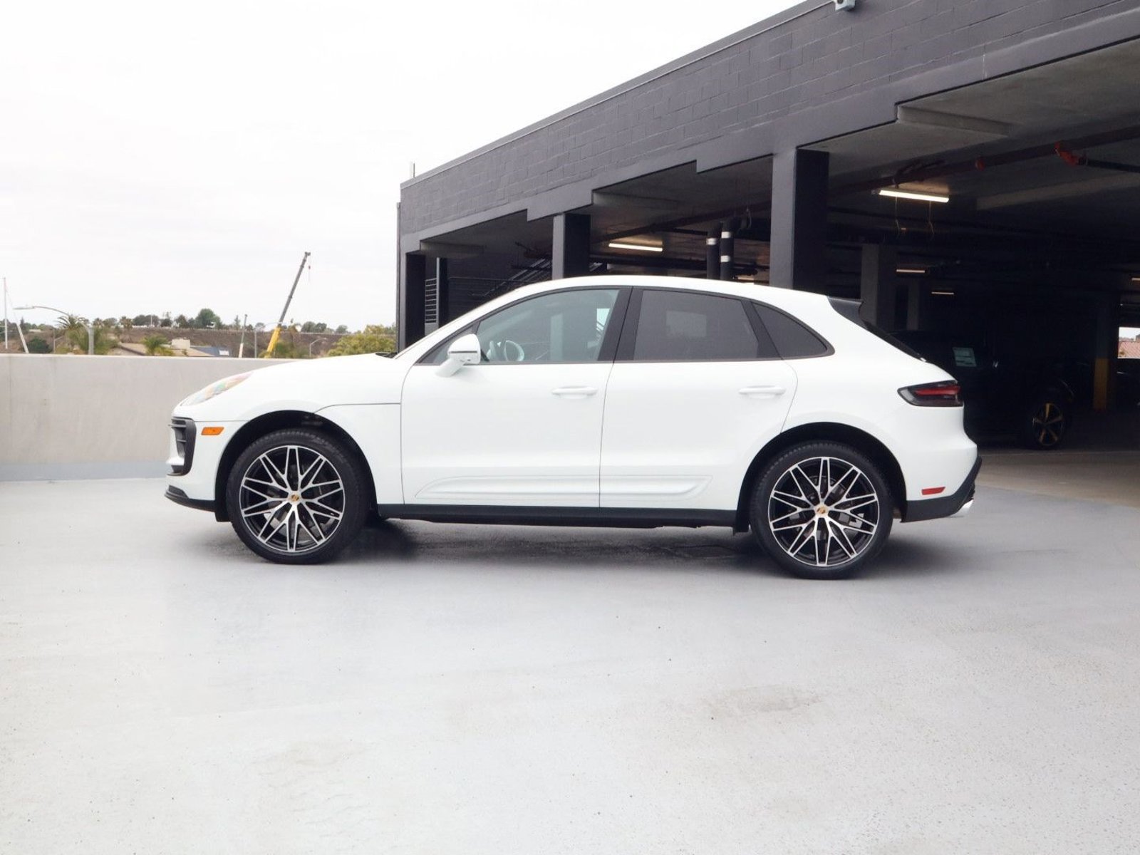 Certified 2025 Porsche Macan AWD/4WD image 2