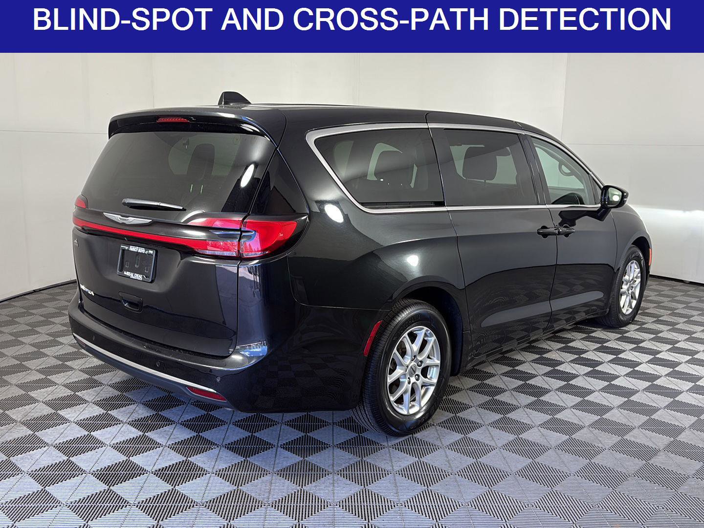 Used 2024 Chrysler Pacifica Touring-L image 5