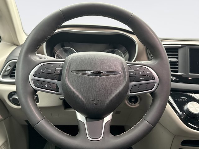 Used 2023 Chrysler Voyager LX image 12