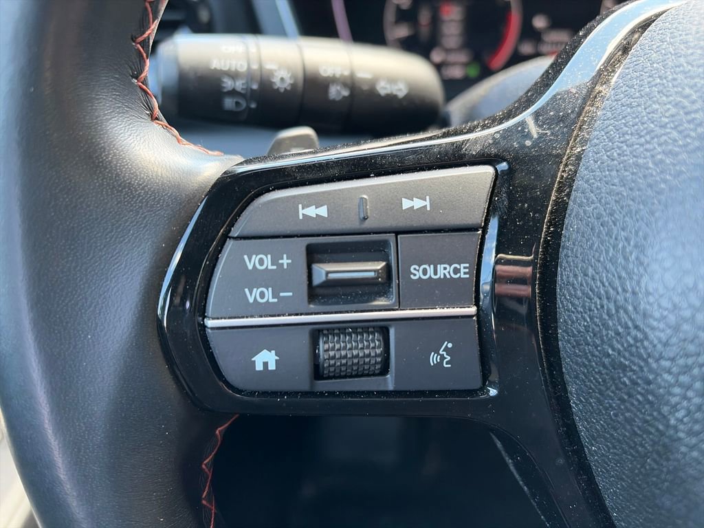 Used 2025 Honda Pilot Sport image 13