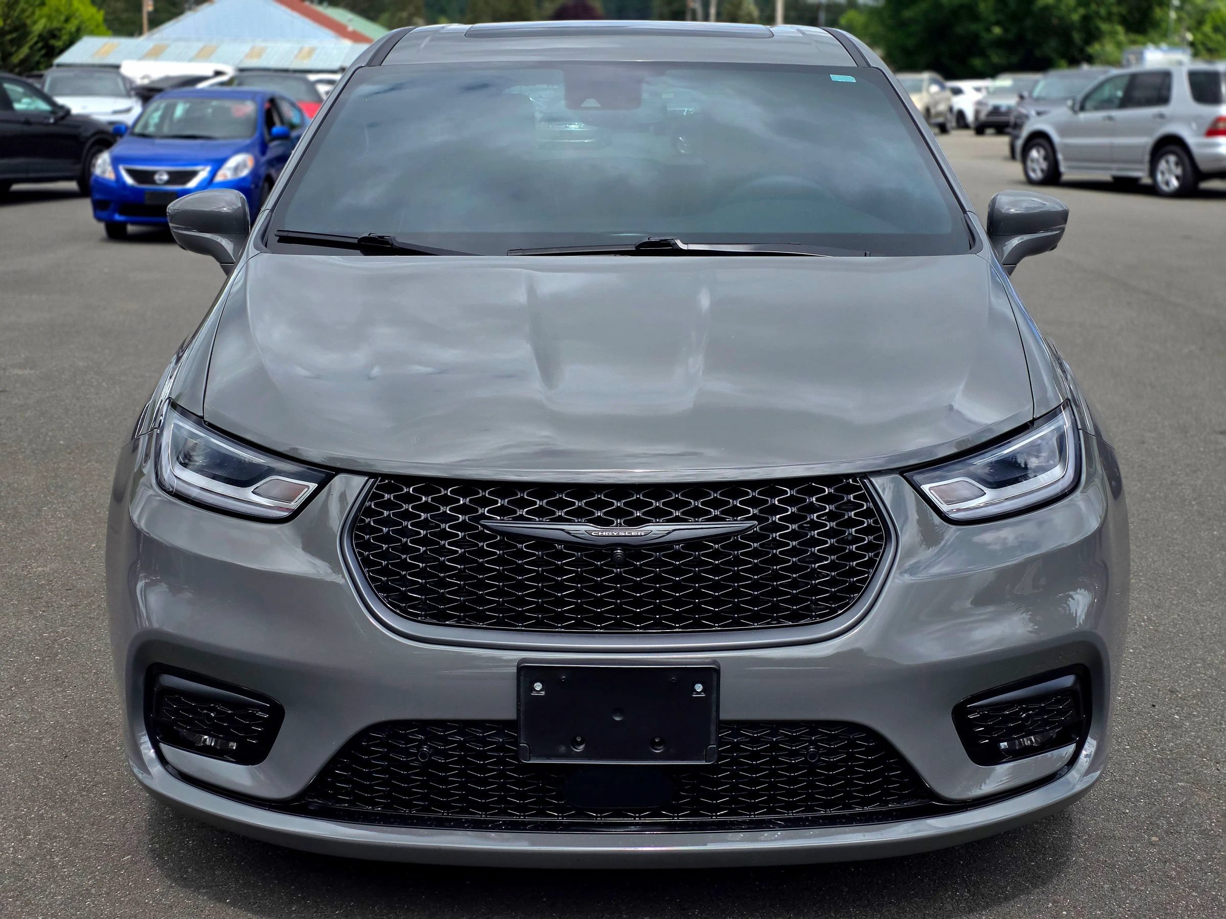 Used 2022 Chrysler Pacifica Limited w/ S Appearance Package FWD image 2