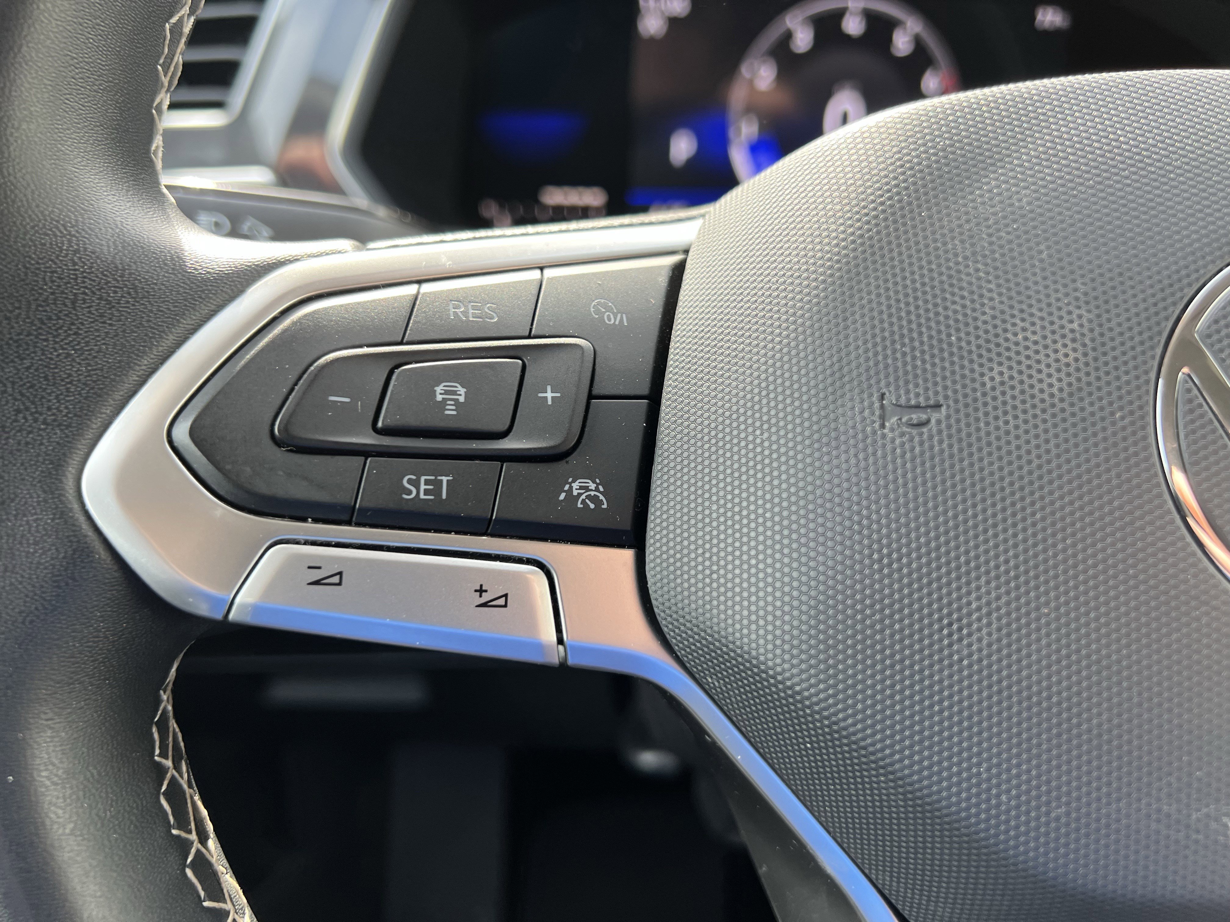 Used 2022 Volkswagen Tiguan SE image 19