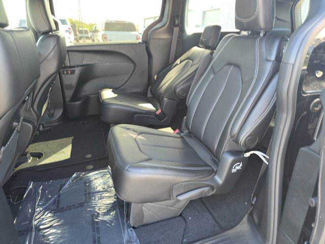 New 2027 Chrysler Pacifica Select AWD/4WD image 23