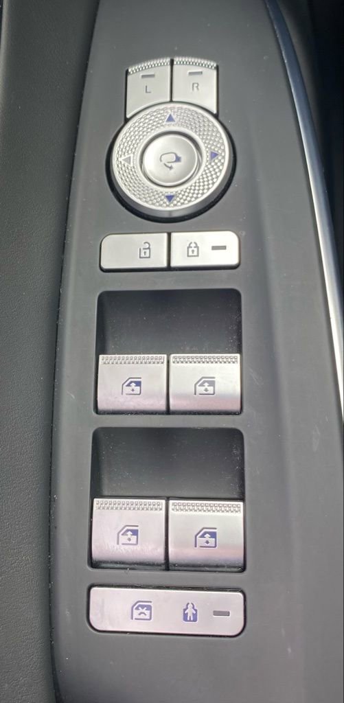 Used 2024 Genesis GV70 2.5T w/ Select Package image 17