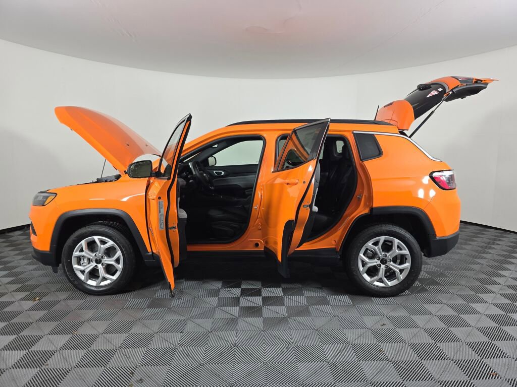 New 2026 Jeep Compass Latitude image 18