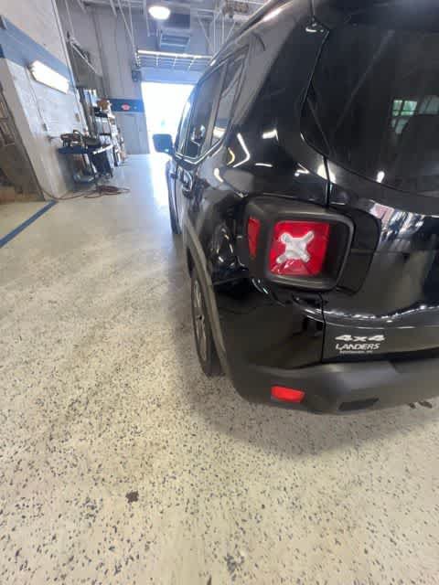 Used 2017 Jeep Renegade Latitude w/ Popular Equipment Group AWD/4WD image 8