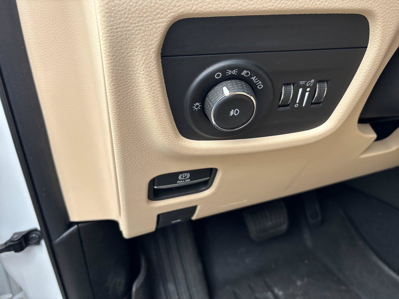 Used 2023 Jeep Grand Cherokee Limited AWD/4WD image 16