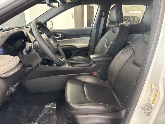 Used 2025 Jeep Compass Limited image 15
