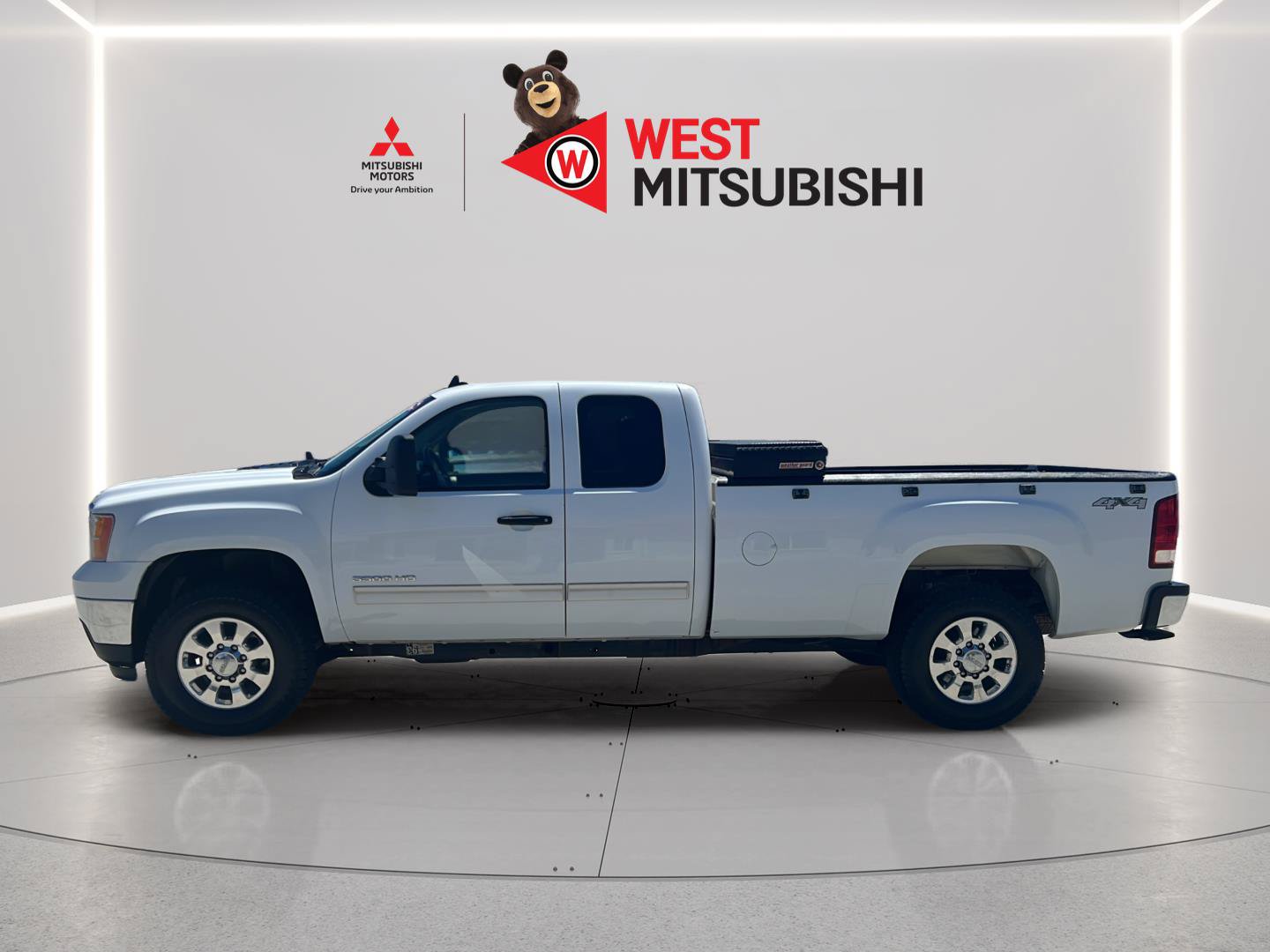 Used 2011 GMC Sierra 3500 SLE w/ SLE Preferred Package AWD/4WD image 2