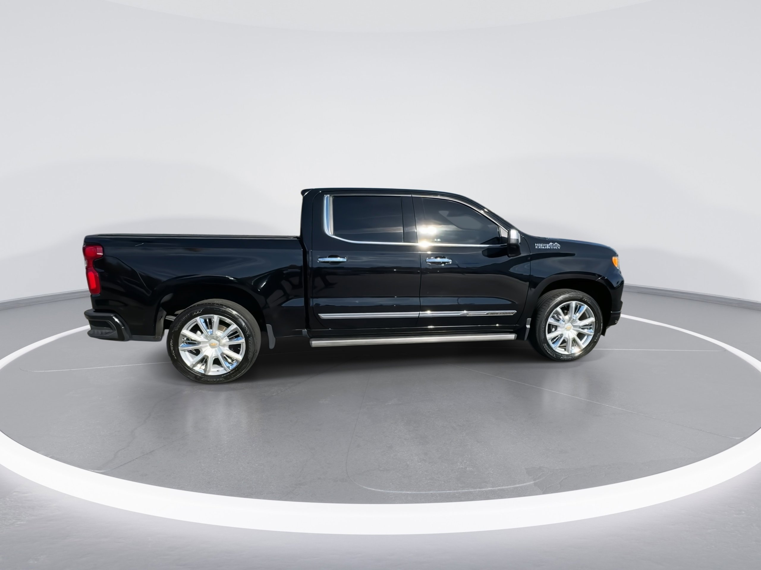 Used 2022 Chevrolet Silverado 1500 High Country w/ High Country Premium Package image 9