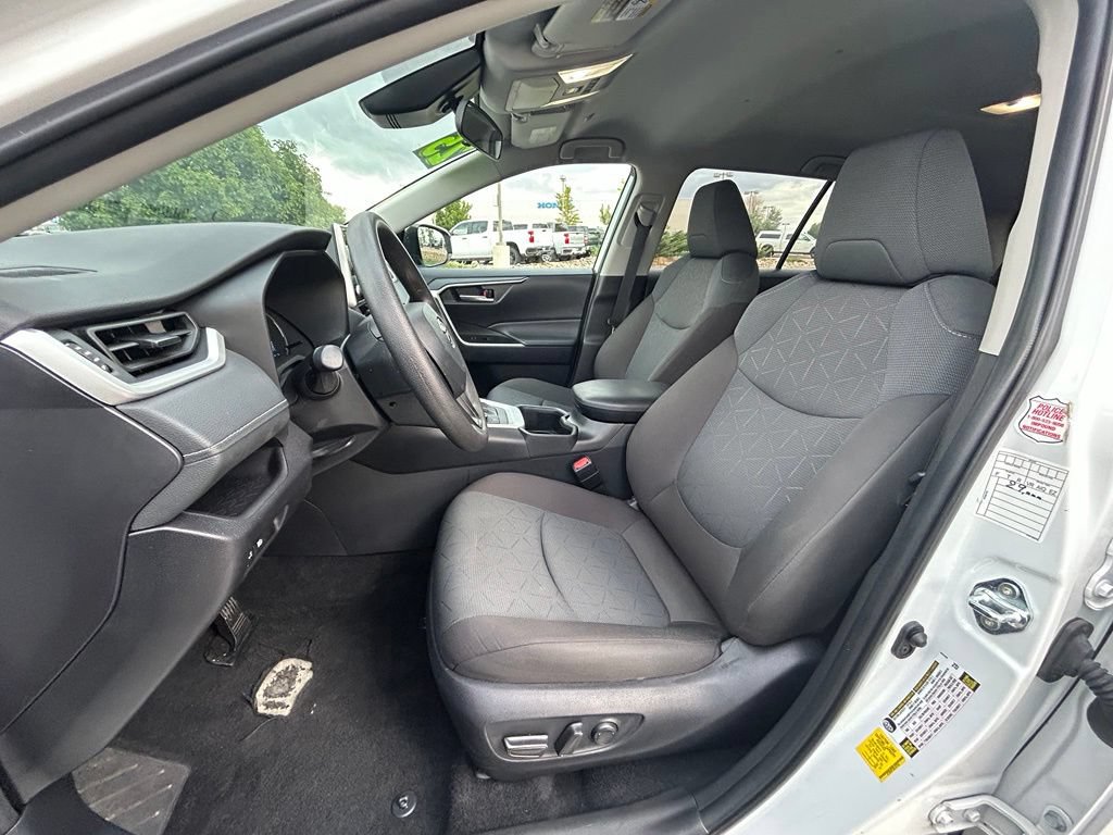 Used 2025 Toyota RAV4 XLE AWD/4WD image 12