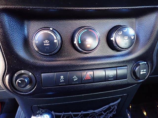 Used 2015 Jeep Wrangler Unlimited Rubicon AWD/4WD image 16