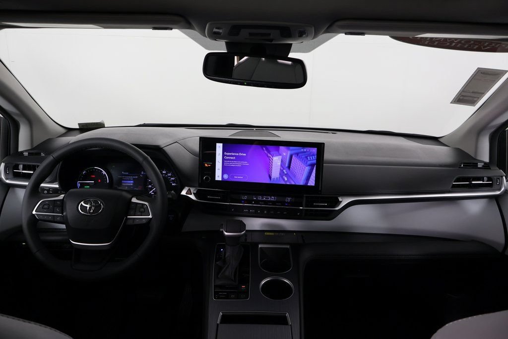 Used 2026 Toyota Sienna XLE FWD image 8