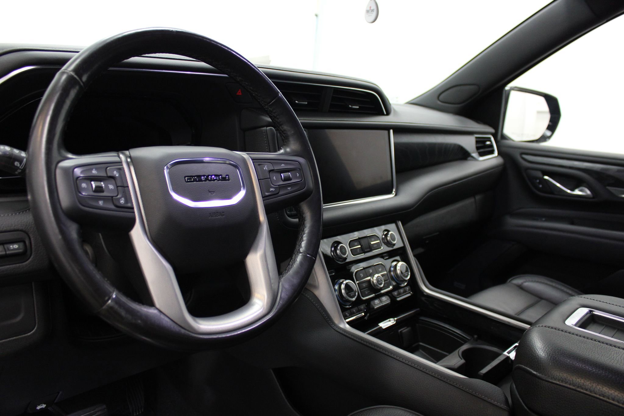 Used 2023 GMC Yukon Denali image 16