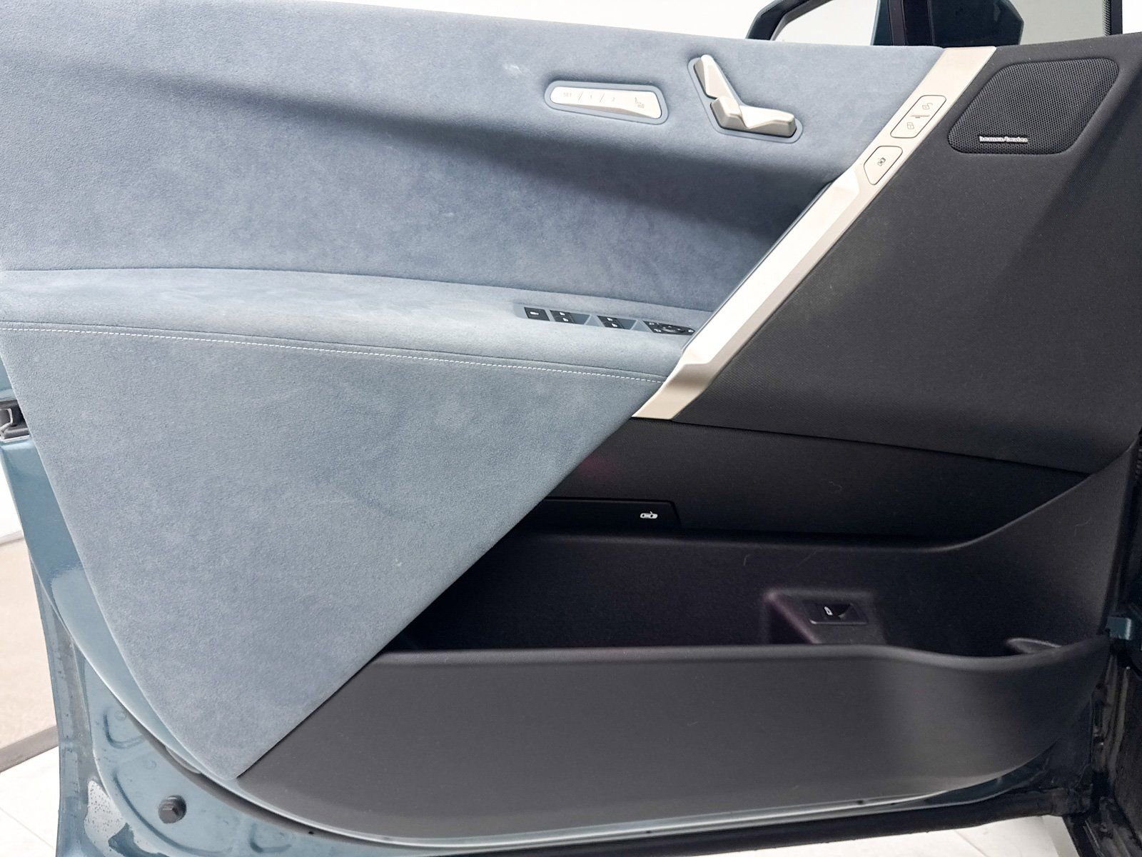 Used 2022 BMW iX xDrive50 w/ Premium Package image 27