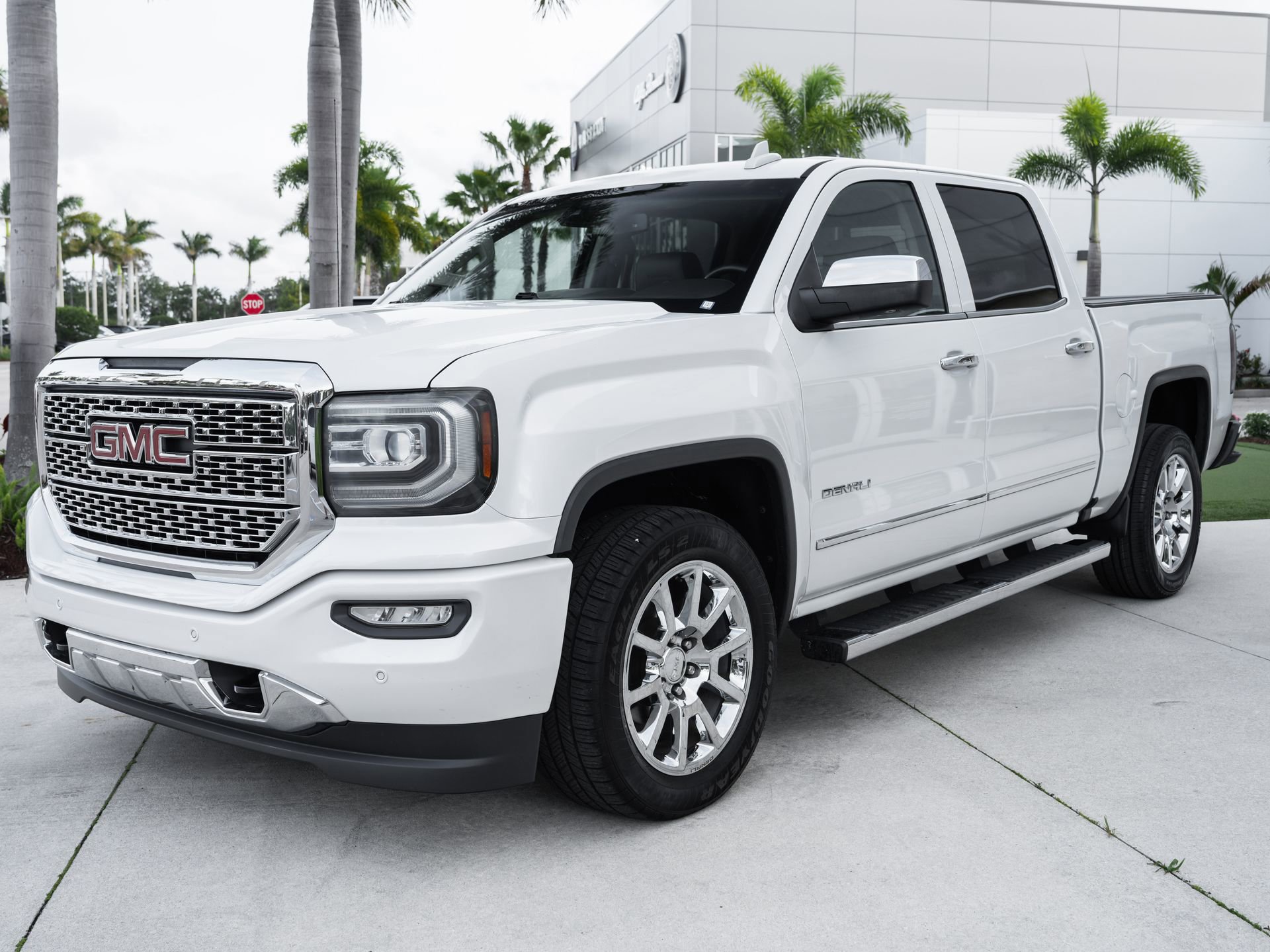 Used 2016 GMC Sierra 1500 Denali w/ Enhanced Driver Alert Package AWD/4WD image 5