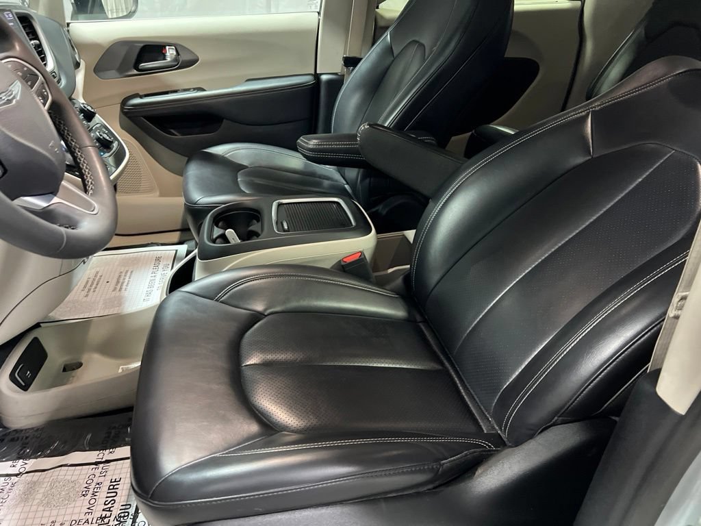 Used 2023 Chrysler Pacifica Touring-L FWD image 17