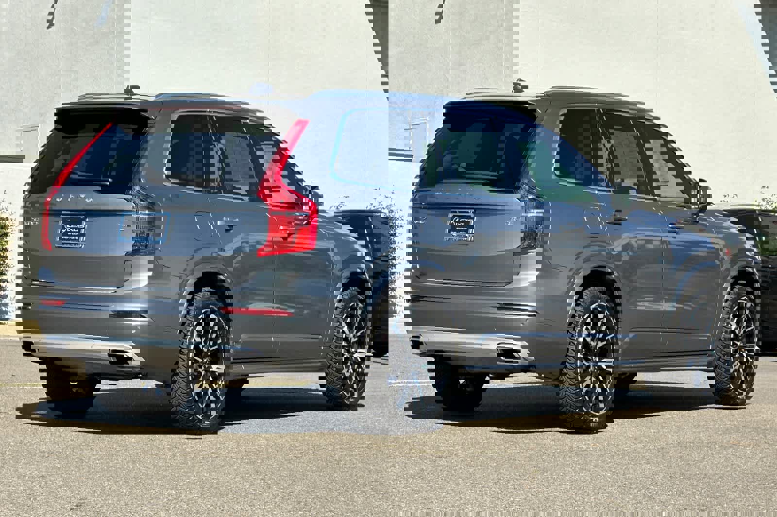 Used 2020 Volvo XC90 T8 Momentum w/ Protection Package Premier image 2