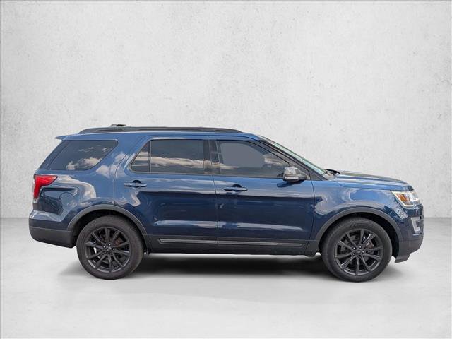 Used 2017 Ford Explorer XLT w/ Equipment Group 202A AWD/4WD image 4