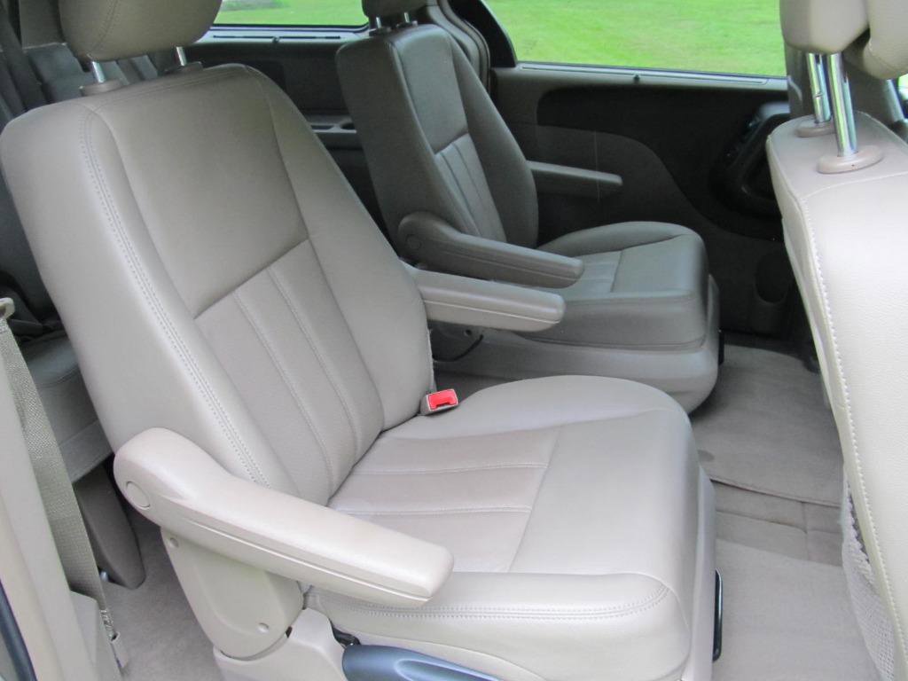 Used 2016 Chrysler Town & Country Touring-L image 35