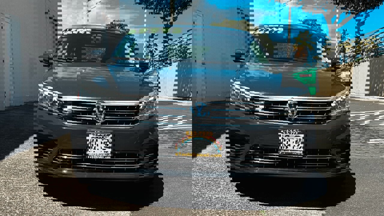 Used 2018 Volkswagen Passat 2.0T R-Line w/ R-Line Lighting Package FWD image 8