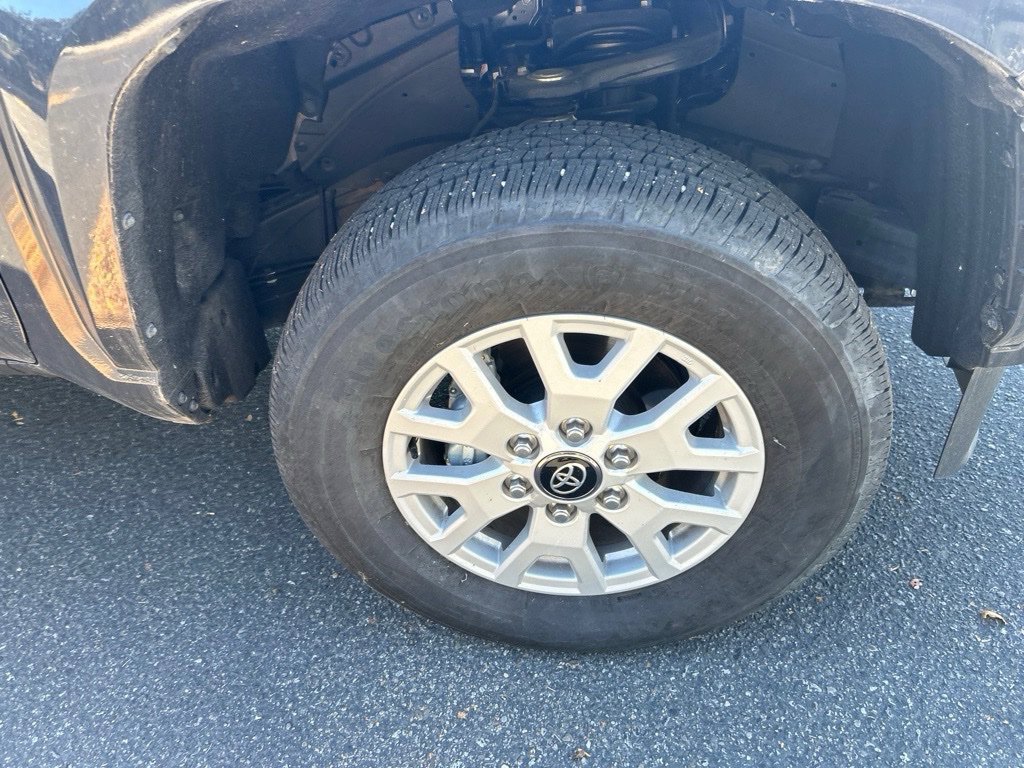 Used 2025 Toyota Tacoma SR5 AWD/4WD image 26