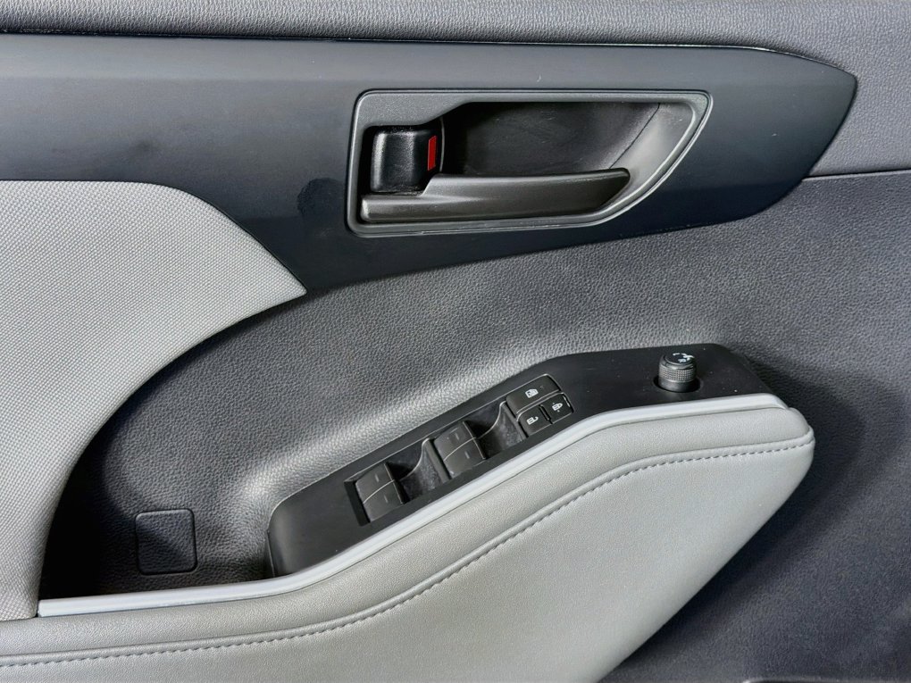 Used 2023 Toyota Highlander LE FWD image 23