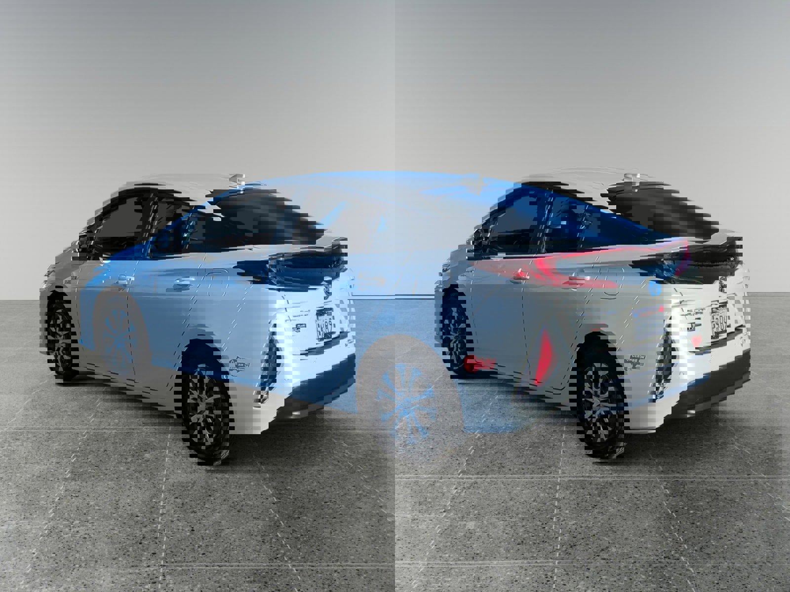 Used 2017 Toyota Prius Prime Advanced image 3