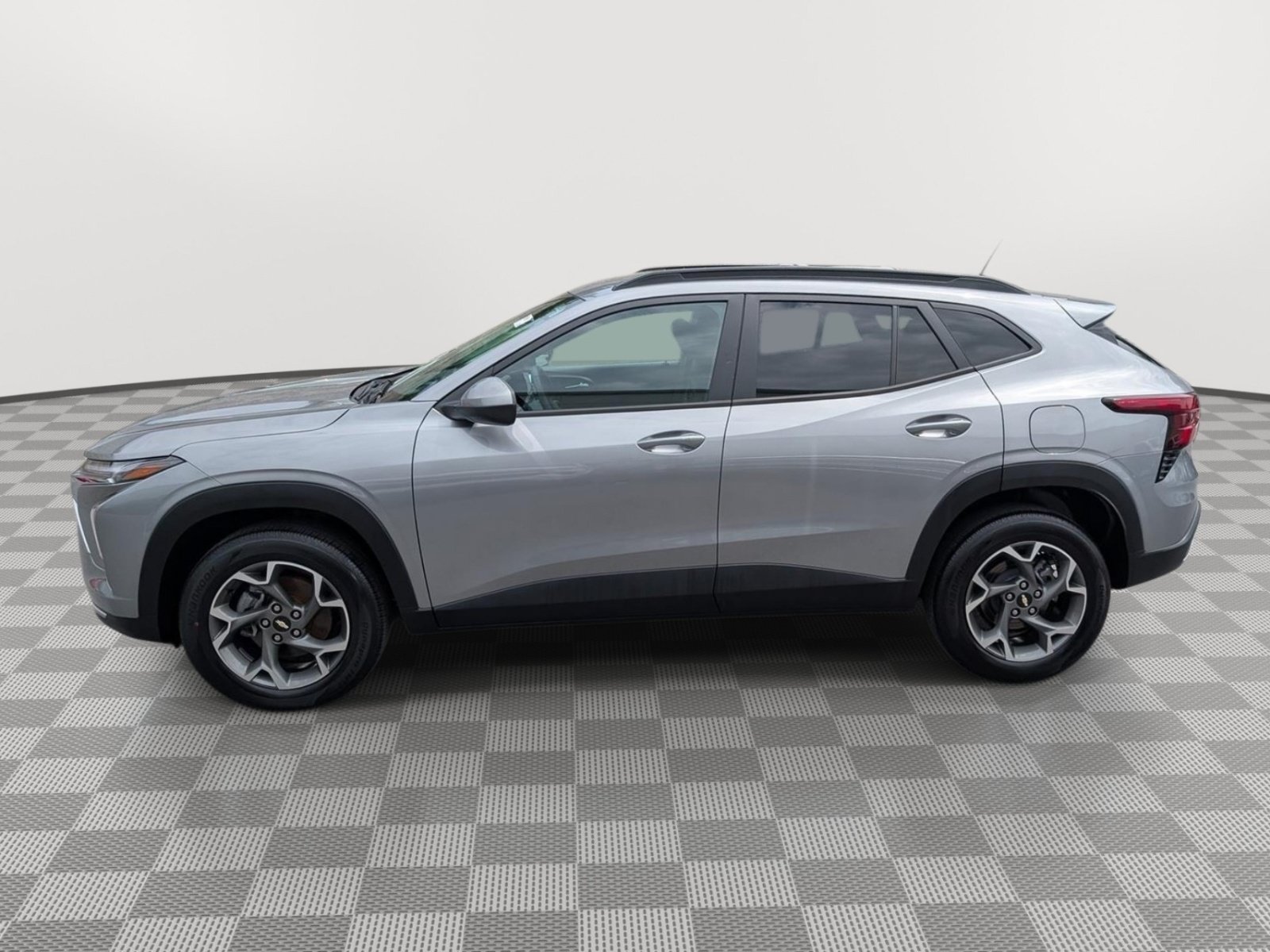 Used 2024 Chevrolet Trax LT w/ Driver Confidence Package FWD image 2