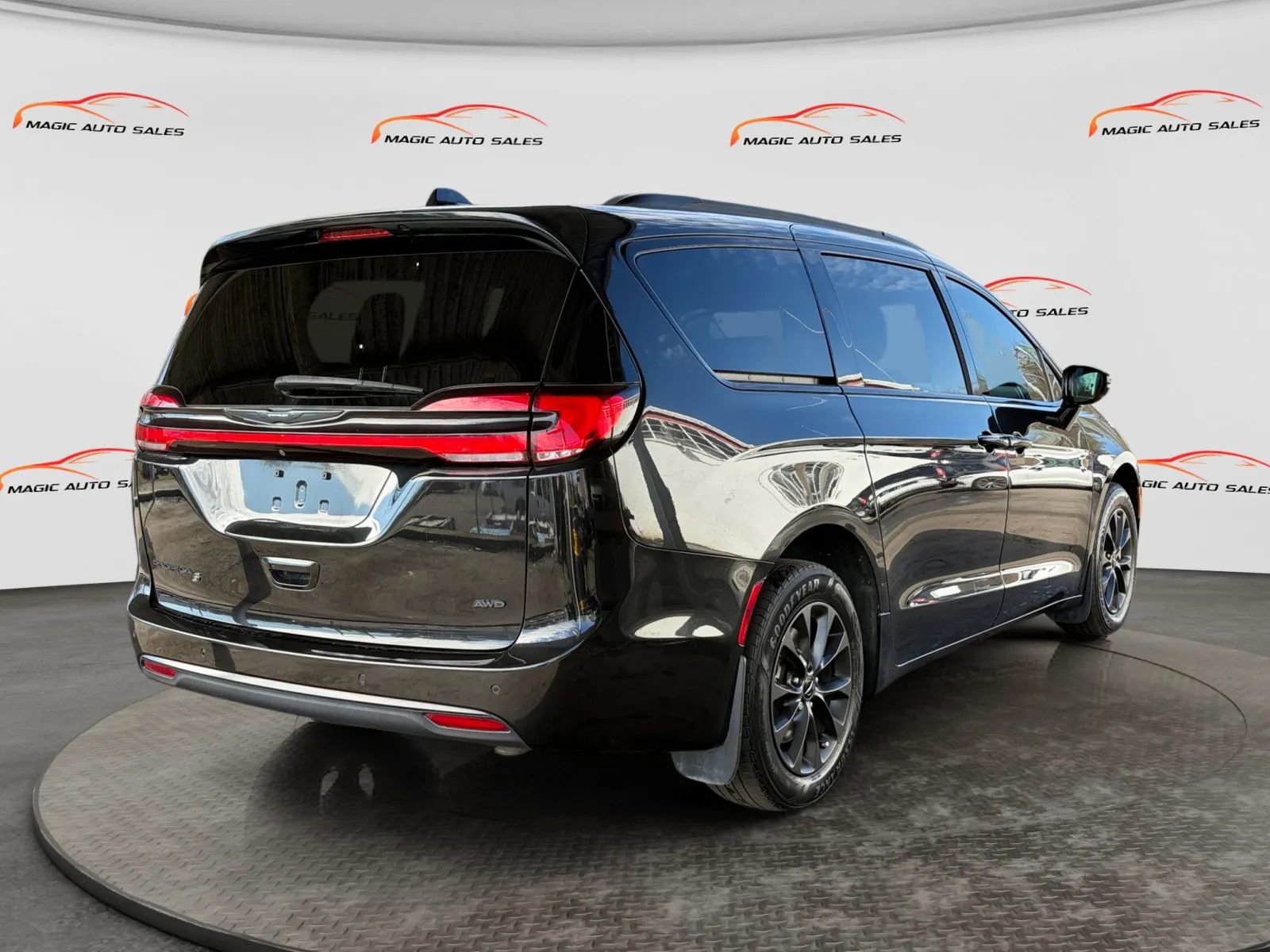 Used 2021 Chrysler Pacifica Touring w/ Cold Weather Group image 9