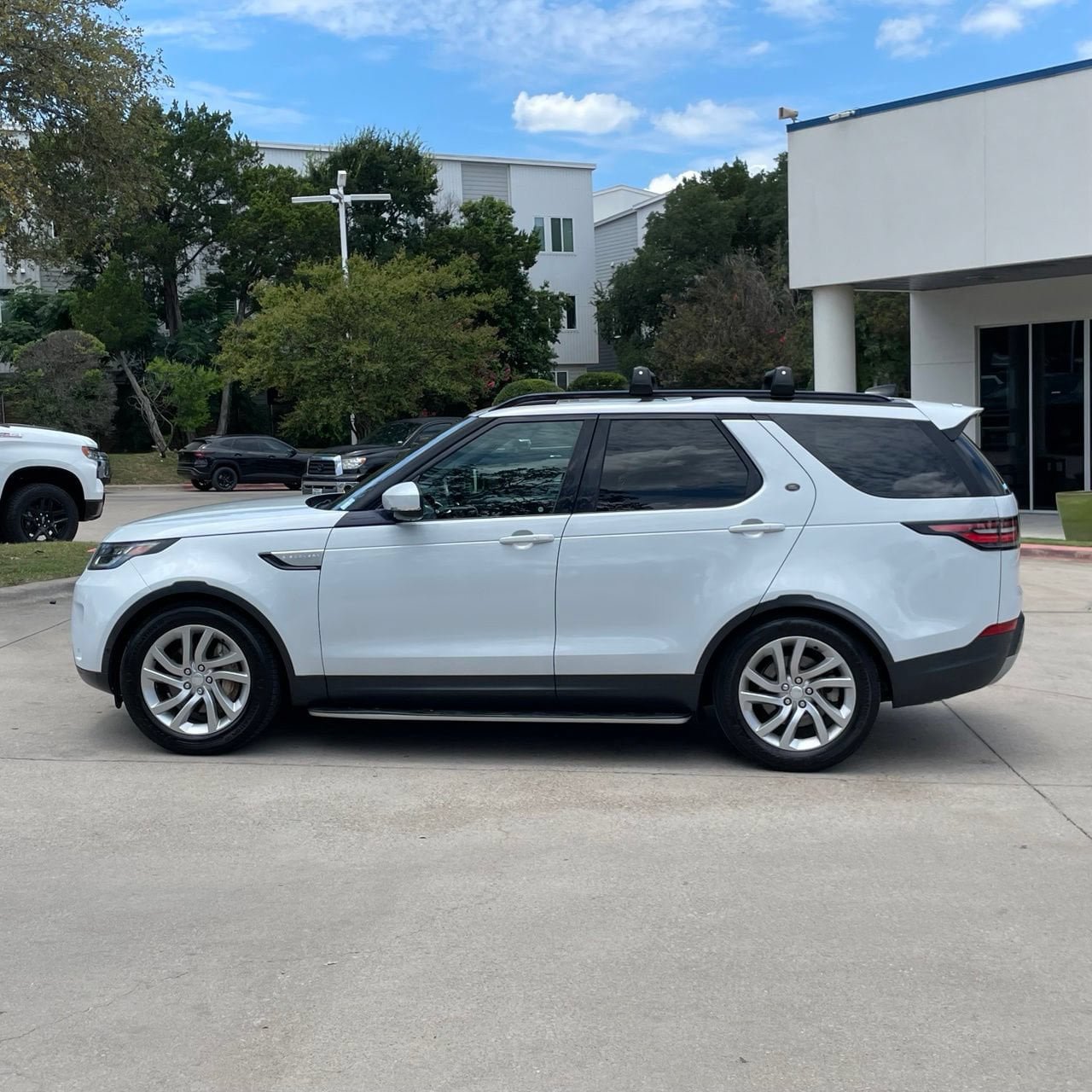 Used 2019 Land Rover Discovery HSE AWD/4WD image 3