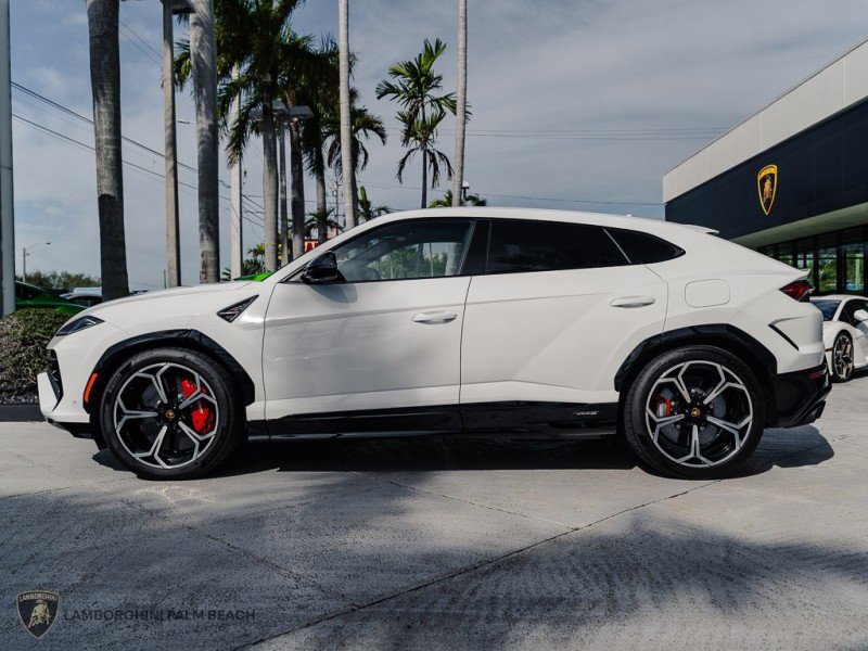 Used 2025 Lamborghini Urus SE image 2