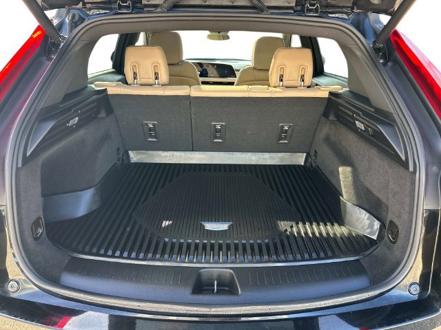 Used 2024 Cadillac XT4 Luxury w/ Cold Weather Package AWD/4WD image 11