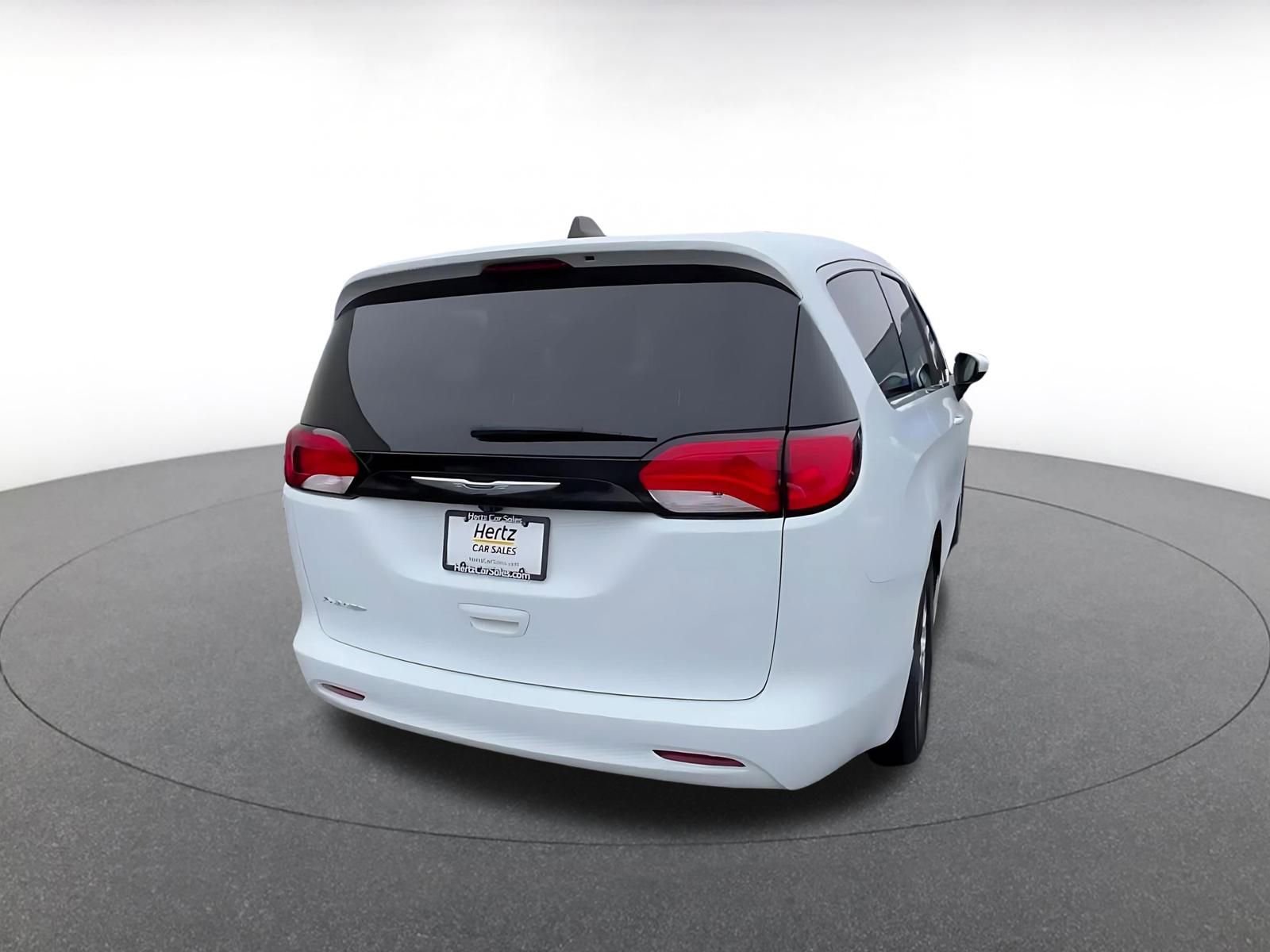 Used 2023 Chrysler Voyager LX image 13