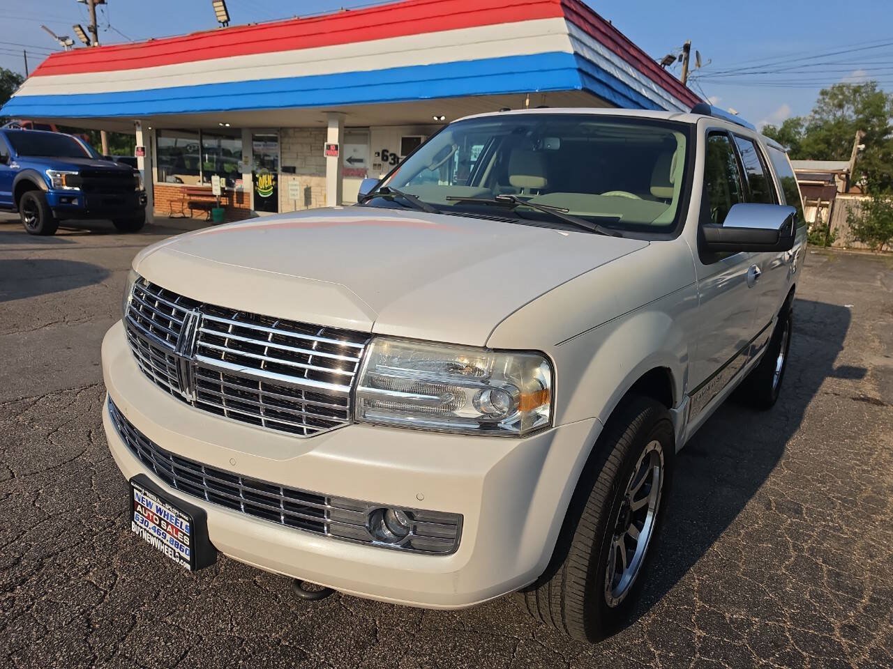 Used 2010 Lincoln Navigator 4WD image 1