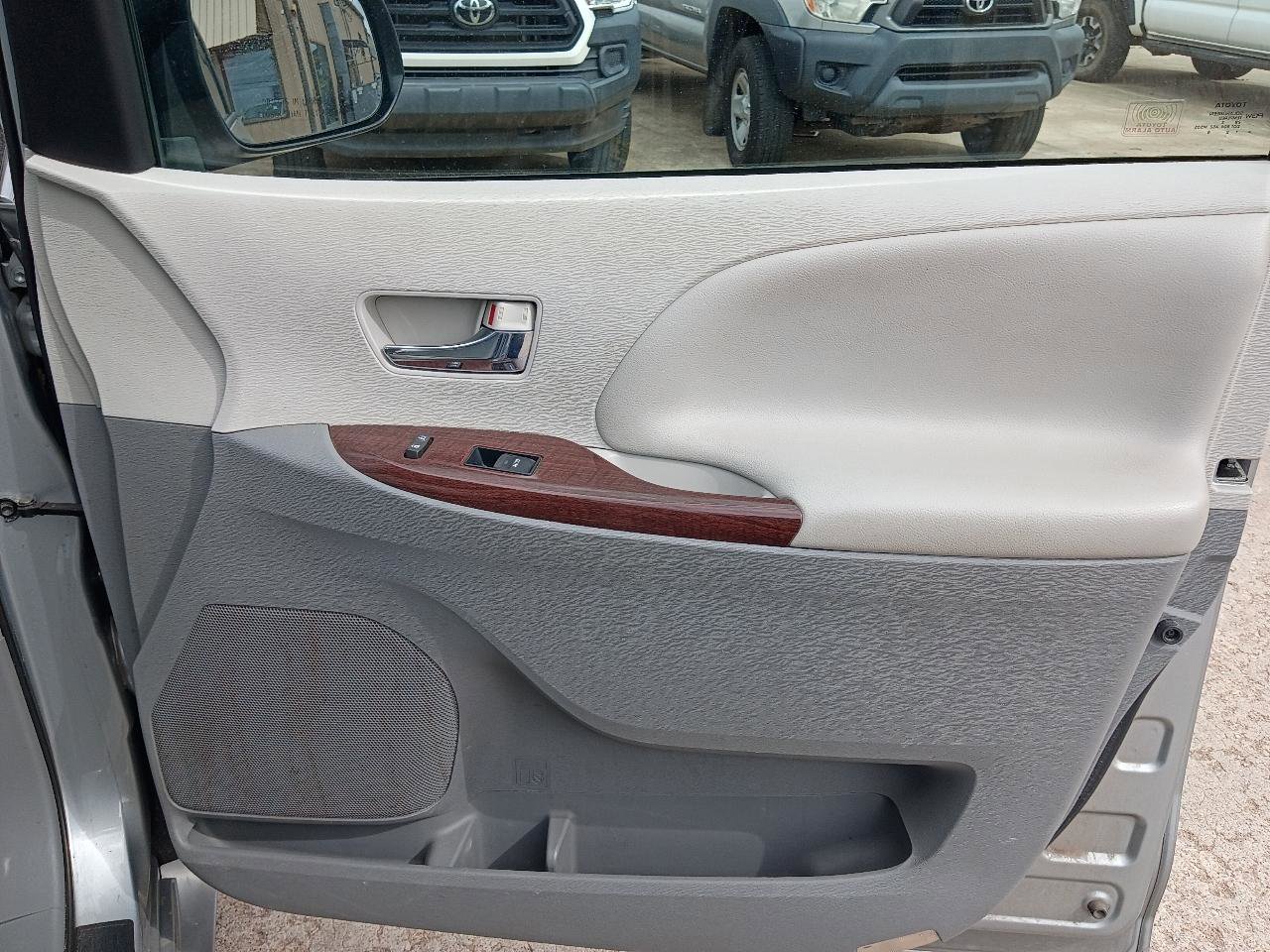 Used 2014 Toyota Sienna XLE w/ Entertainment Package image 15